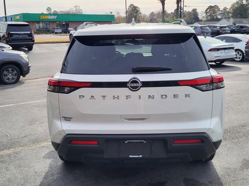 Used 2025 Nissan Pathfinder SV image 3
