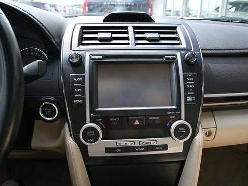Used 2014 Toyota Camry XLE w/ Leather Package FWD image 5