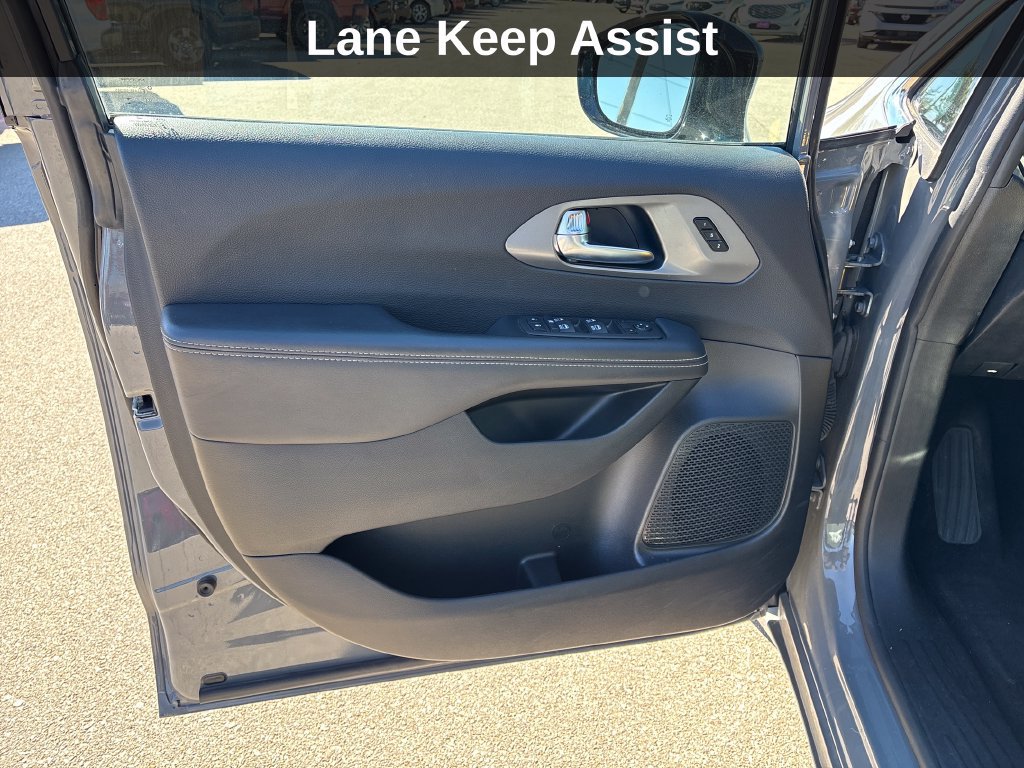 Used 2025 Chrysler Pacifica Select FWD image 13