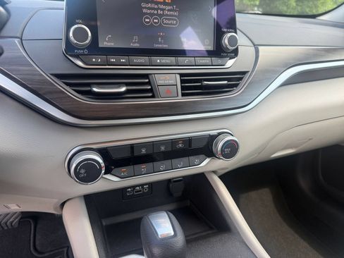 Used 2025 Nissan Altima 2.5 SV FWD image 17