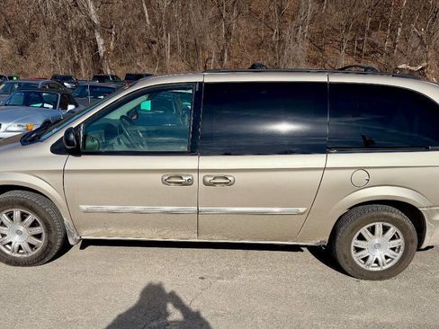 Used 2006 Chrysler Town & Country Touring image 6