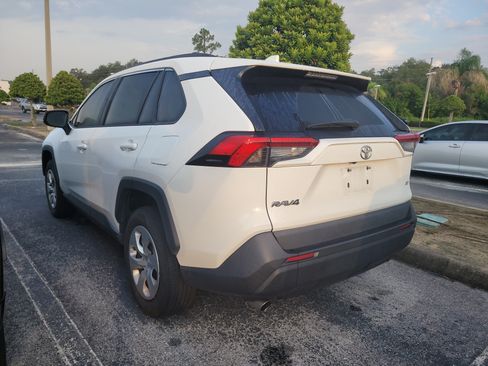Used 2020 Toyota RAV4 LE FWD image 5