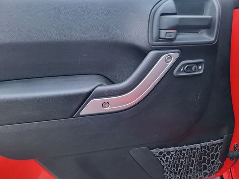 Used 2018 Jeep Wrangler Sahara w/ Connectivity Group image 23