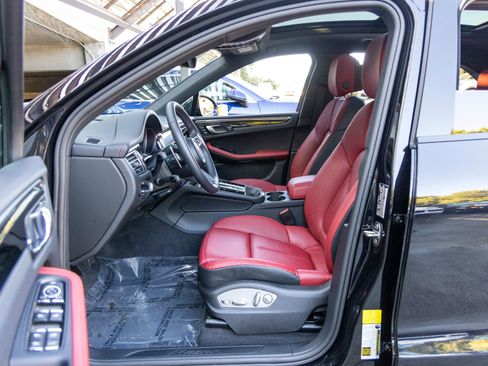 Certified 2025 Porsche Macan AWD/4WD image 29