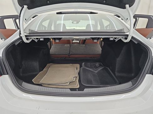 Used 2018 Chevrolet Malibu LT w/ Leather Package image 15