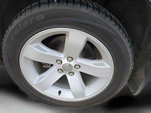 Used 2013 Dodge Challenger SXT image 9