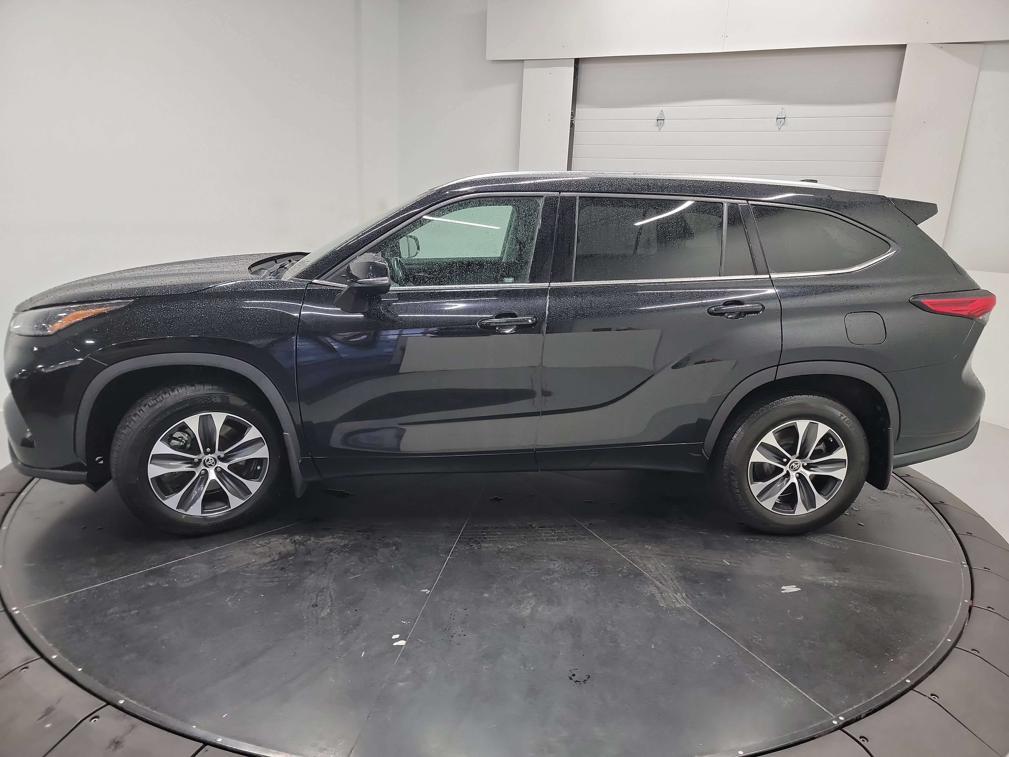Used 2021 Toyota Highlander XLE AWD/4WD image 4