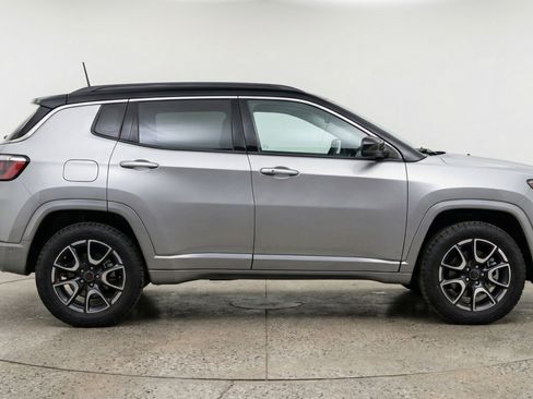 Used 2025 Jeep Compass Trailhawk image 11