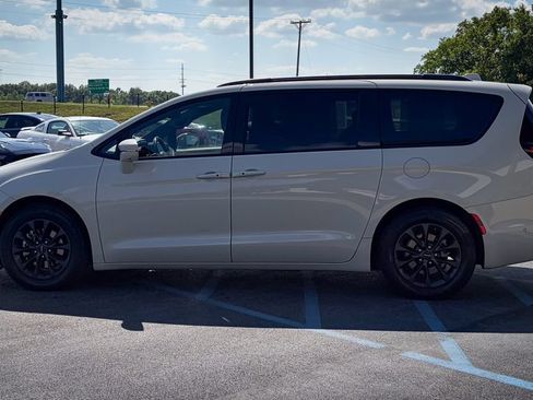 Used 2021 Chrysler Pacifica Touring-L w/ Premium & Safety Sphere Group FWD image 6