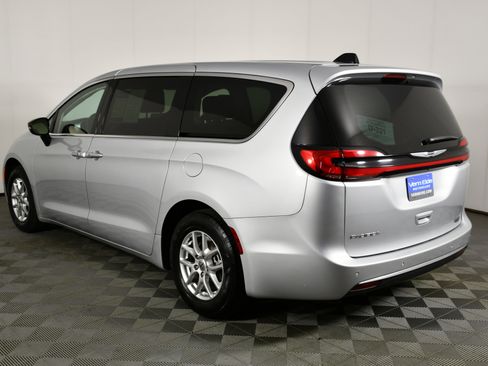 Used 2024 Chrysler Pacifica Touring-L image 8