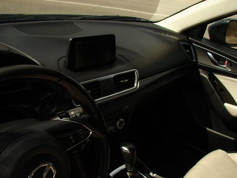 Used 2018 MAZDA MAZDA3 Grand Touring w/ Premium Equipment Package image 7