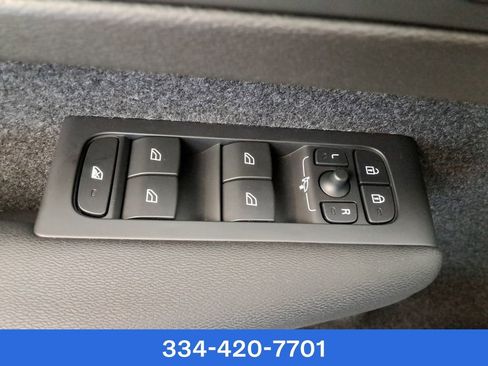 New 2025 Volvo XC40 B5 Plus w/ Protection Package Premier image 17