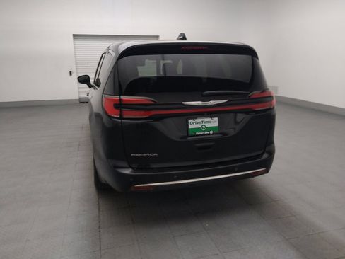 Used 2023 Chrysler Pacifica Touring FWD image 6