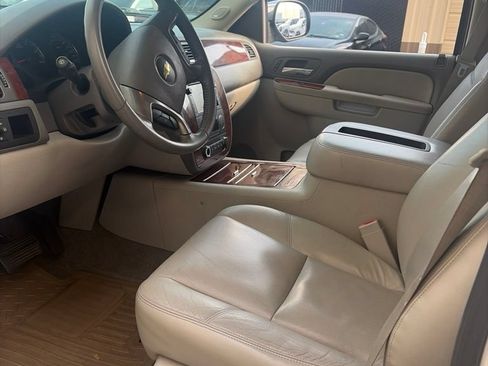 Used 2011 Chevrolet Suburban LTZ RWD image 8