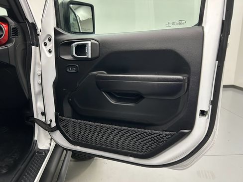 Used 2021 Jeep Wrangler Unlimited Rubicon w/ Cold Weather Group AWD/4WD image 16