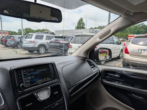 Used 2015 Chrysler Town & Country Touring FWD image 27