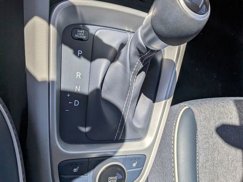 Used 2023 Hyundai Venue Limited FWD image 16