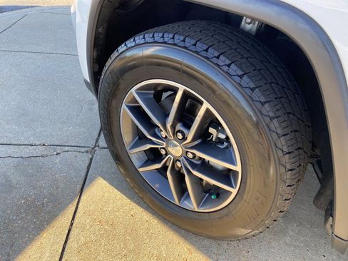 Used 2018 Jeep Grand Cherokee Limited image 24