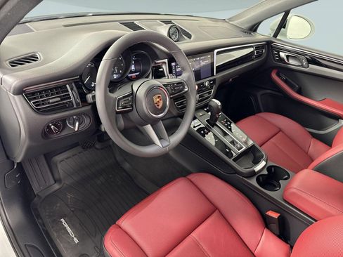 Certified 2025 Porsche Macan AWD/4WD image 4