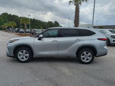Used 2022 Toyota Highlander LE FWD image 7