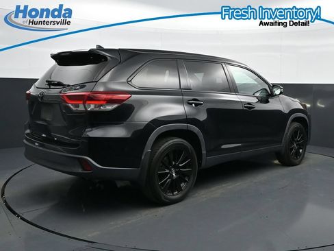 Used 2019 Toyota Highlander SE w/ Nightshade Edition AWD/4WD image 10