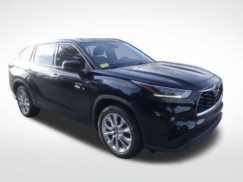 Used 2021 Toyota Highlander Limited FWD image 3