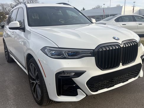 Used 2020 BMW X7 M50i w/ Executive Package image 2