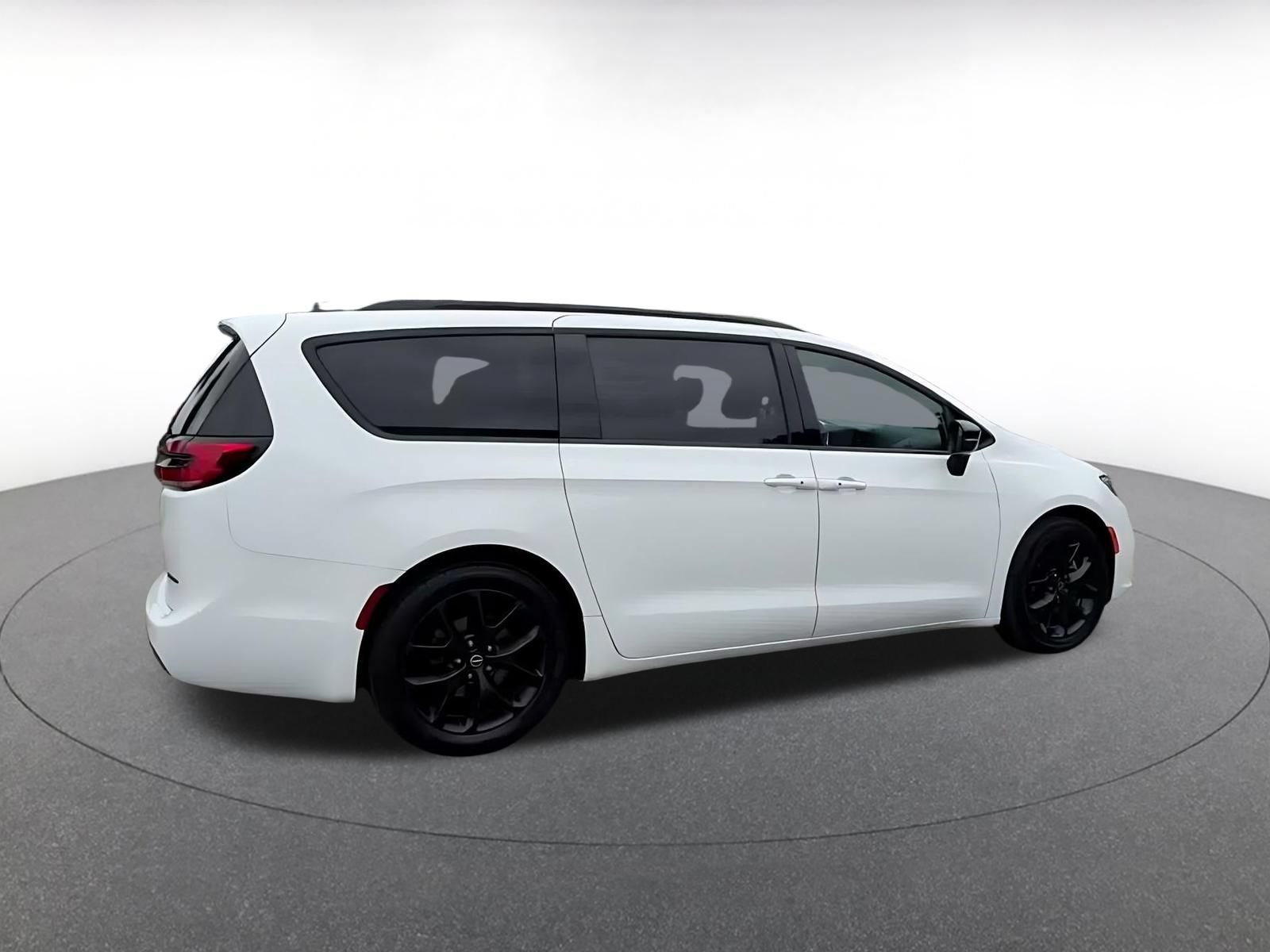 Used 2025 Chrysler Pacifica Limited FWD image 14
