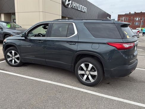 Used 2020 Chevrolet Traverse LT w/ LT Premium Package image 9