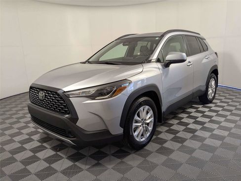 Used 2024 Toyota Corolla Cross LE w/ Moonroof Package image 2
