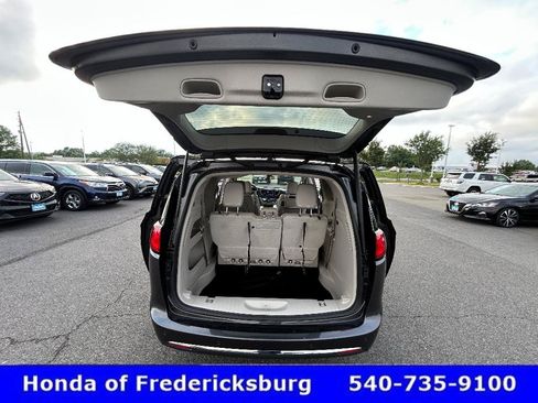 Used 2017 Chrysler Pacifica Touring-L Plus FWD image 11
