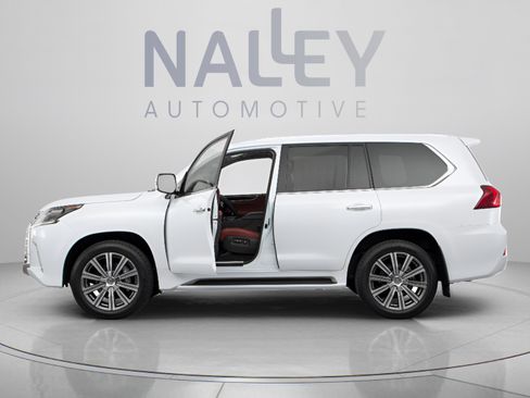 Used 2017 Lexus LX 570 4WD w/ Luxury Package image 2
