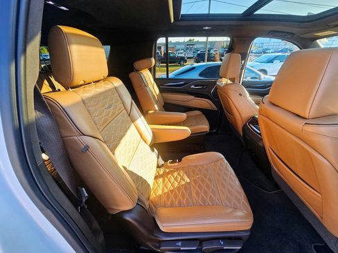 Used 2022 Cadillac Escalade ESV Premium Luxury image 14