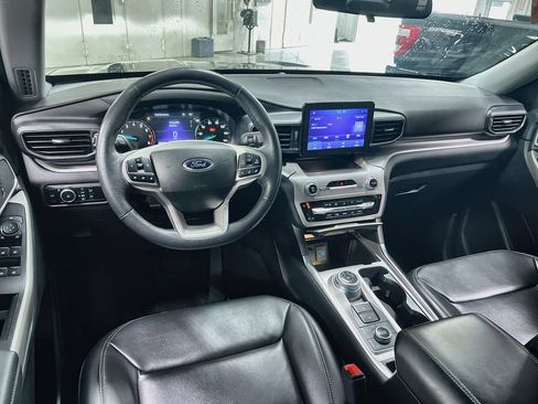 Used 2023 Ford Explorer XLT w/ Equipment Group 202A AWD/4WD image 18