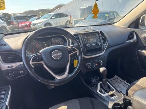 Used 2018 Jeep Cherokee Latitude w/ Altitude Package FWD image 12