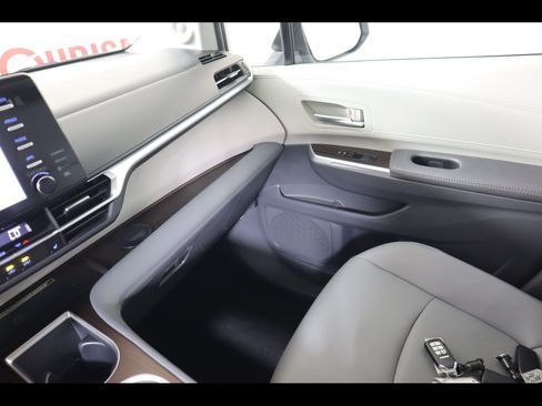 Used 2024 Toyota Sienna XLE w/ XLE Plus Package AWD/4WD image 16