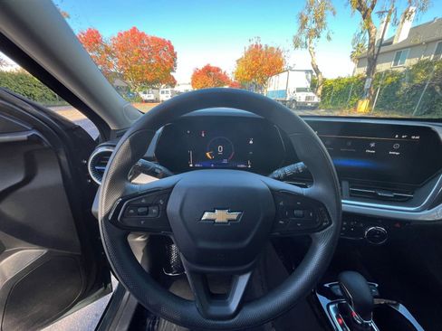 Used 2025 Chevrolet Trax LT image 32