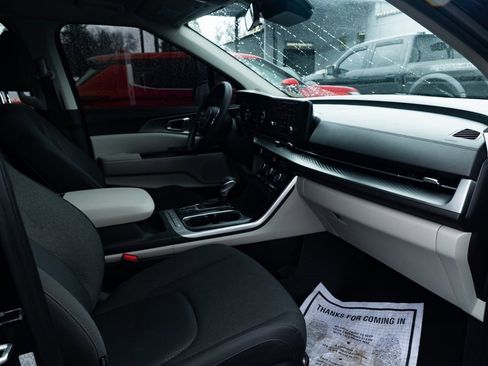 Used 2024 Kia Carnival LX image 25