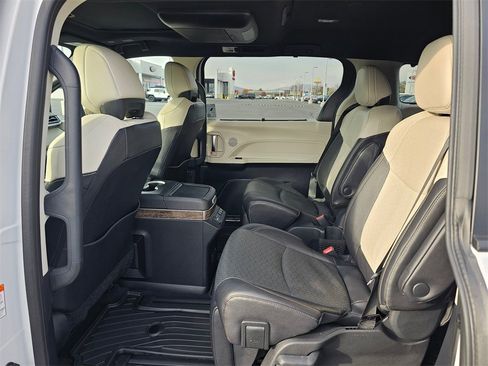 Used 2025 Toyota Sienna Platinum image 16