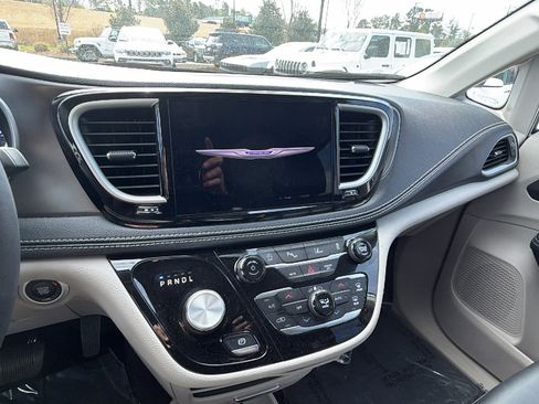 Used 2024 Chrysler Pacifica Touring-L image 30