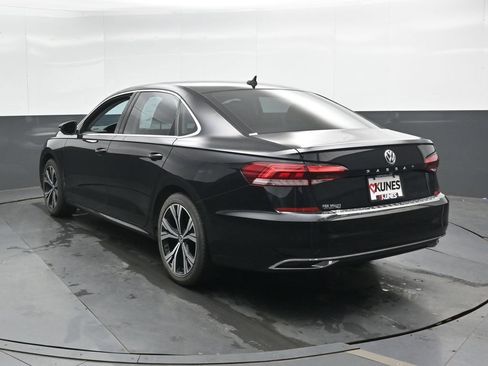 Used 2022 Volkswagen Passat 2.0T SE FWD image 9