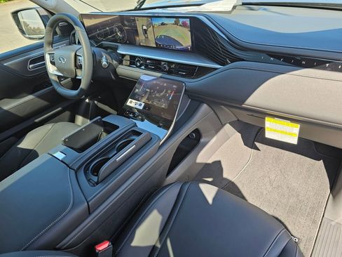 New 2025 INFINITI QX80 Pure image 3