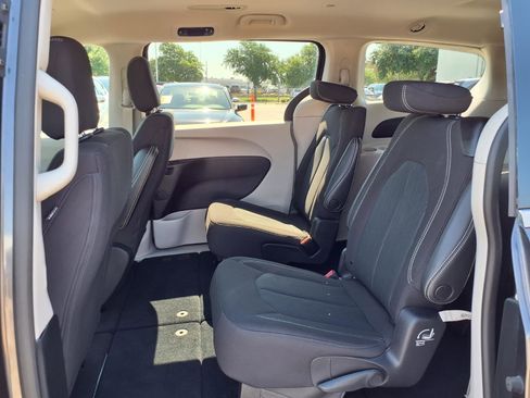 Used 2023 Chrysler Voyager LX FWD image 18