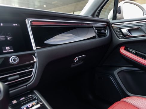 Certified 2023 Porsche Macan image 34