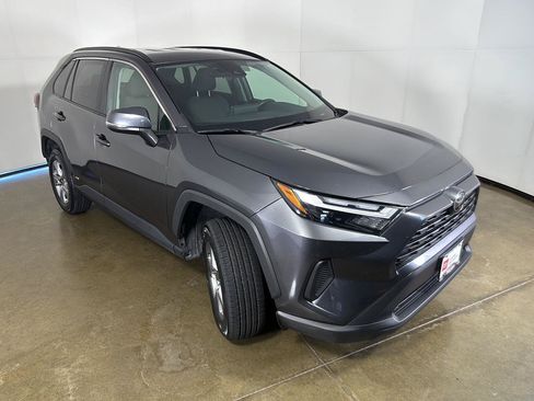 Used 2025 Toyota RAV4 XLE AWD/4WD image 7