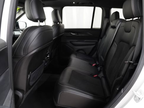 Used 2025 Jeep Grand Cherokee Altitude image 5