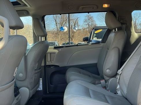 Used 2018 Toyota Sienna XLE w/ XLE Navigation Package image 19