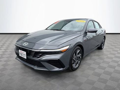 Used 2025 Hyundai Elantra SEL FWD image 3