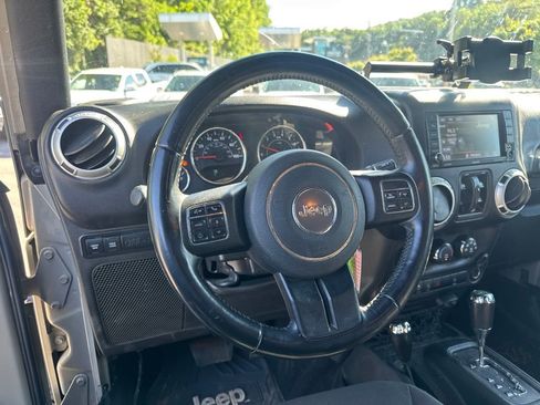 Used 2018 Jeep Wrangler Unlimited Rubicon w/ Connectivity Group AWD/4WD image 11