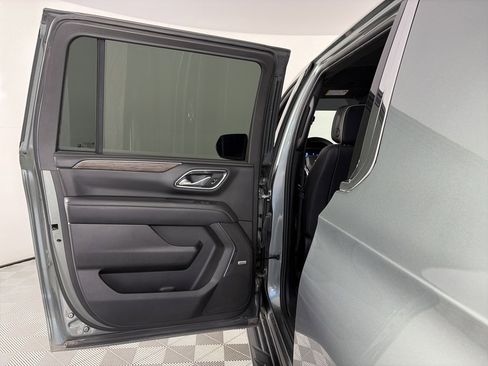 Used 2023 Chevrolet Suburban Premier image 12
